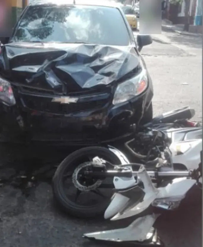 Choque entre un carro y una moto en una calle