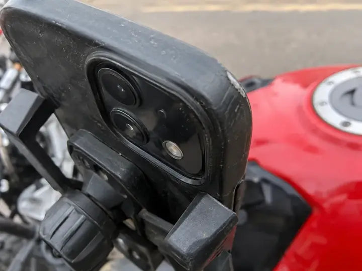 Cámara de un celular gastado en un soporte de manubrio de moto